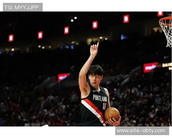 杨瀚森连续出战八场后首度缺席比赛上半场未能上场引发关注